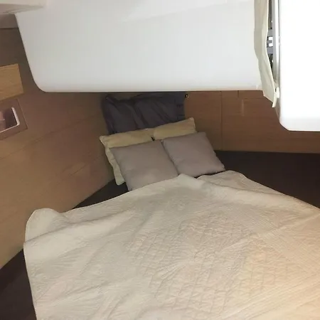 Bateau-hôtel Aura Charter